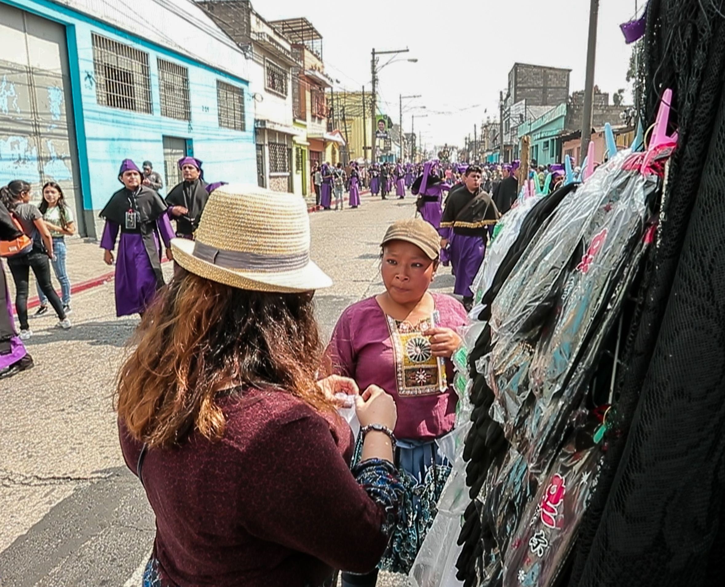 Carmen Pérez -con gorra- ofrece sus productos durante la procesión de Jesús de las Tres Potencias del Lunes Santo. (Foto Prensa Libre: Juan Diego González). 