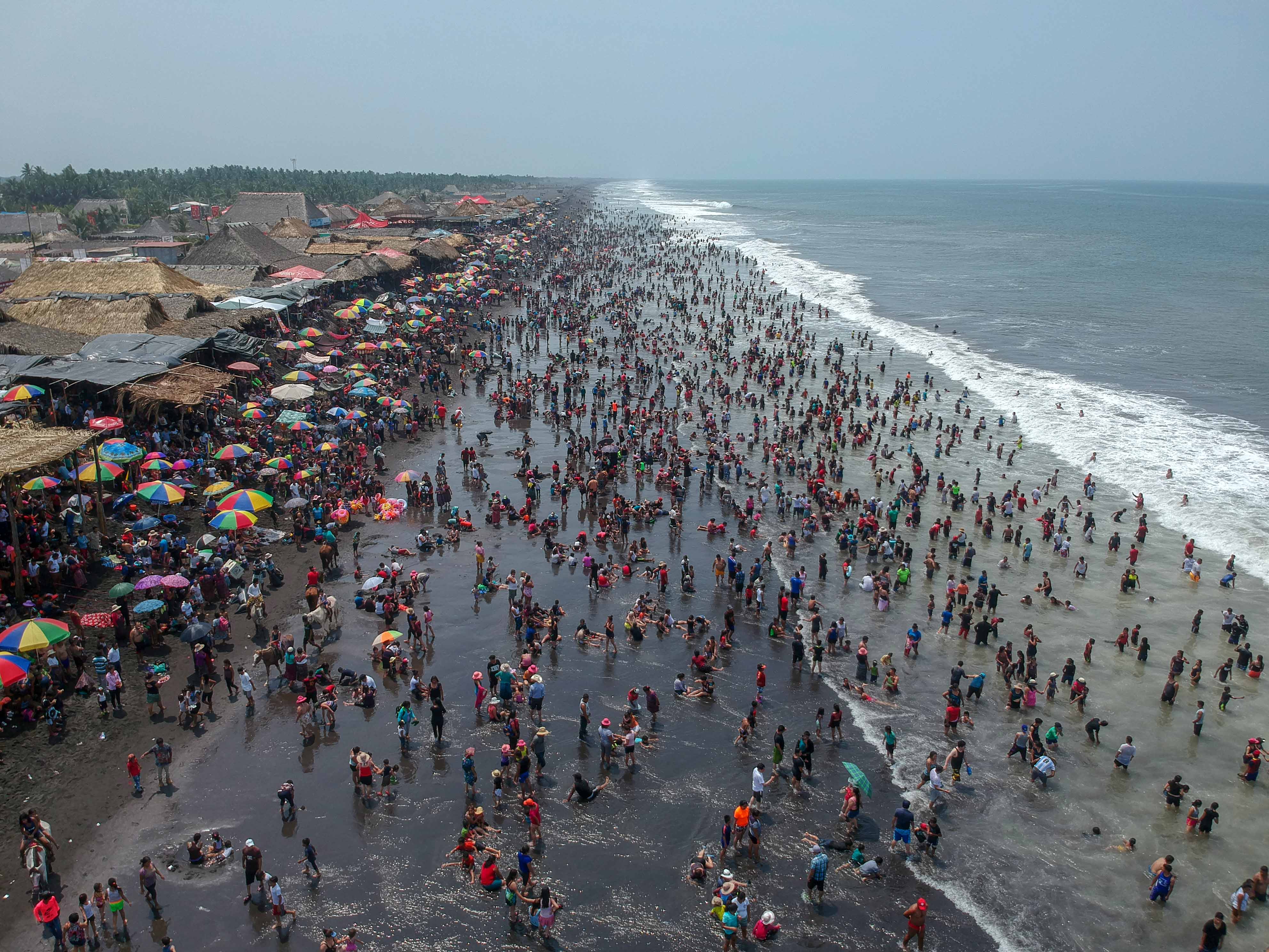 Miles de personas visitaron las playas del país, como la de Champerico, Retalhuleu. Las autoridades reportan al menos seis personas ahogadas. (Foto Prensa Libre: Rolando Miranda)