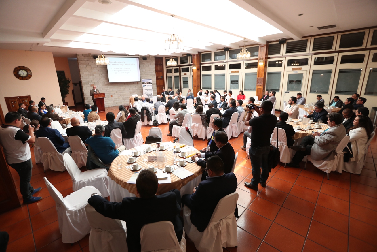 Roberto Gutiérrez, presidente de la Red Nacional de Grupos Gestores, expuso sobre las perspectivas del desarrollo local y la competitividad en Quetzaltenango.  (Foto Prensa Libre: María Longo) 