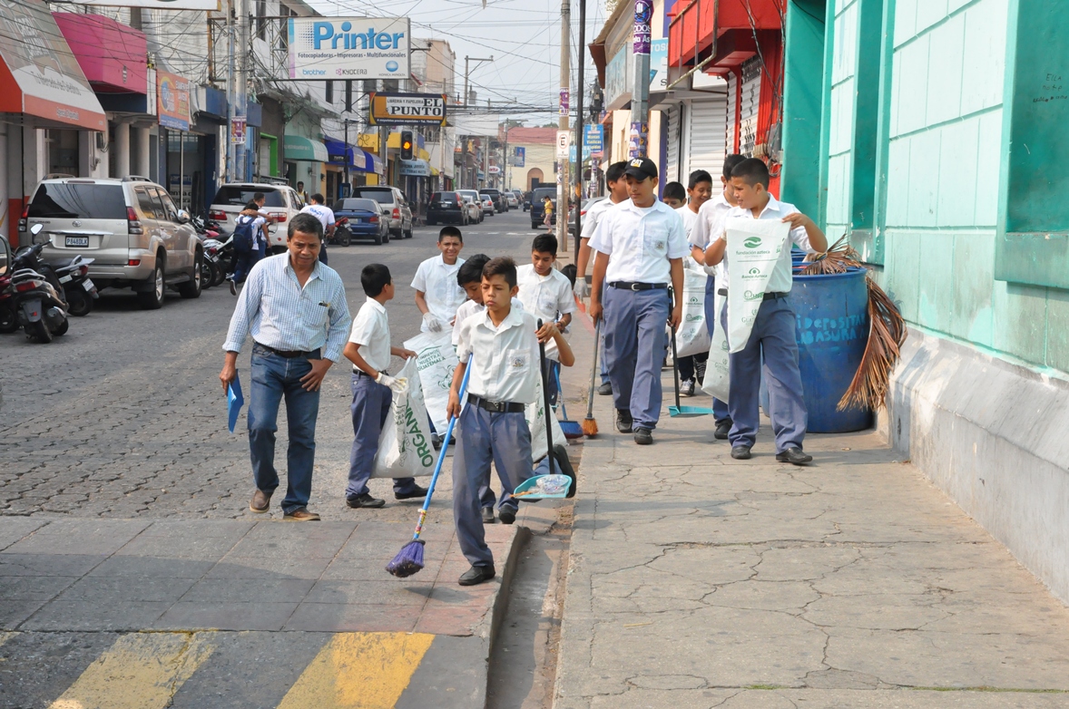 Grupo de estudiantes recoge basura en una de las calles de la ciudad de Chiquimula. (Foto Prensa Libre: Mario Morales).