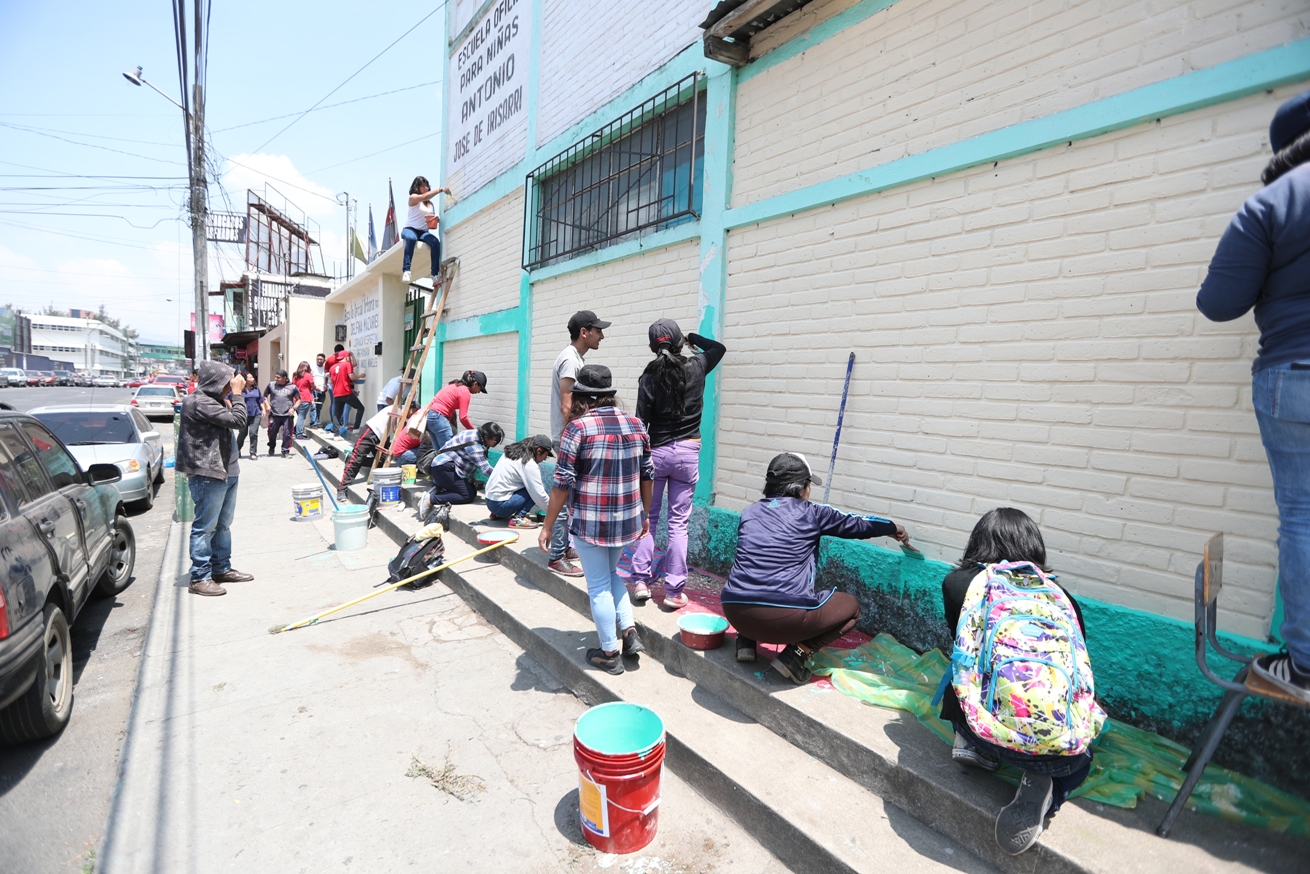 Los alumnos llevaron a la escuela todos los implementos necesarios para cumplir con la iniciativa. (Foto Prensa Libre: María Longo) 
