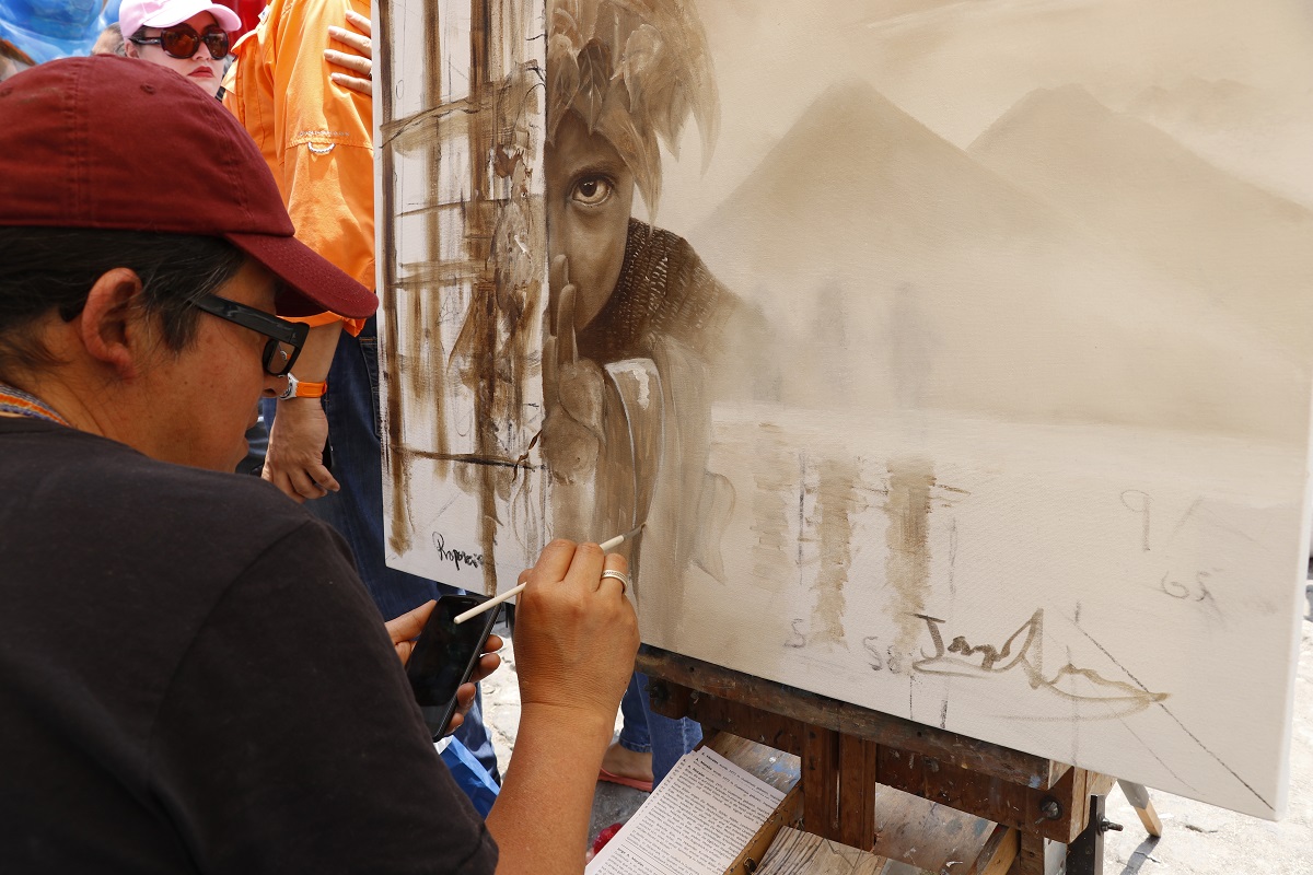 Jorge Armando Morales, titula su obra Proporción Divina en el certamen de pintura que se lleva  acabo en Antigua Guatemala. (Foto Prensa Libre: Julio Sicán)
