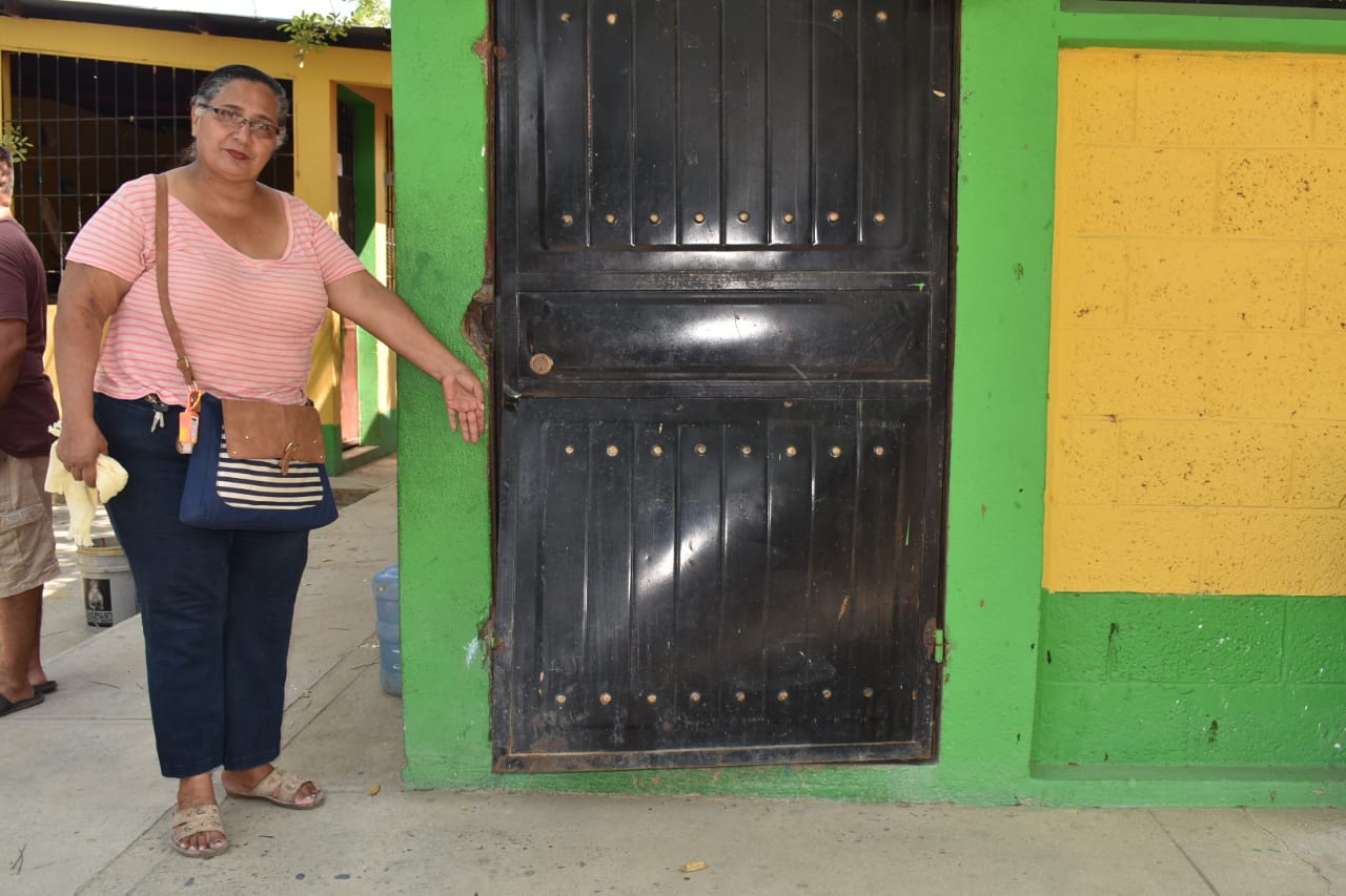 Maestros muestran varias puertas que fueron forzadas por los ladrones, mientras continúan recuento para determinar qué y cuánto robaron. (Foto Prensa Libre: Mario Morales)