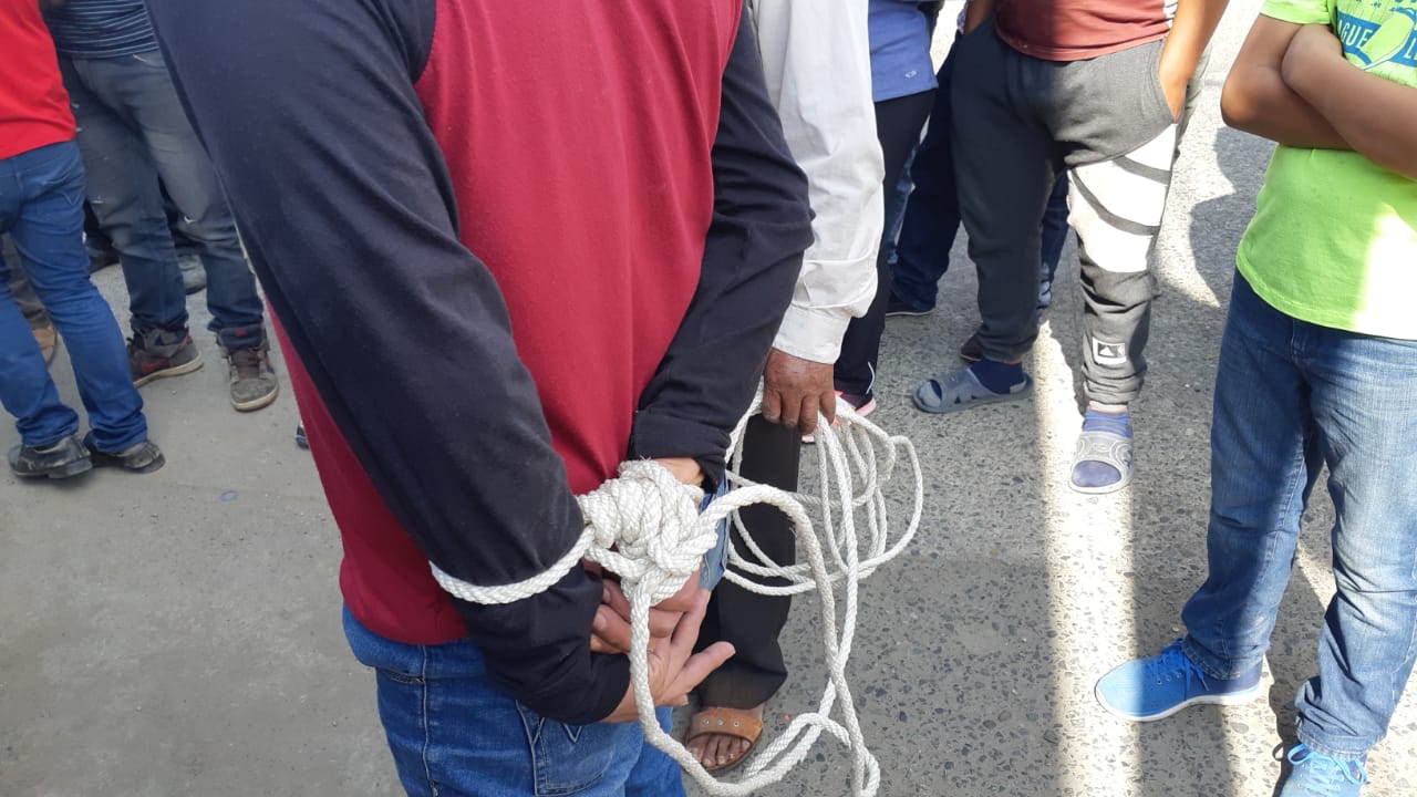 El hombre señalado de robo fue amarrado y entregado por vecinos a las autoridades indígenas de Santa Cruz del Quiché (Foto Prensa Libre: Héctor Cordero).