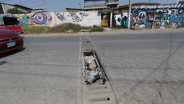 Los daños en las rejillas complican el tránsito vehicular en el sector. (Foto Prensa Libre: María Longo) 