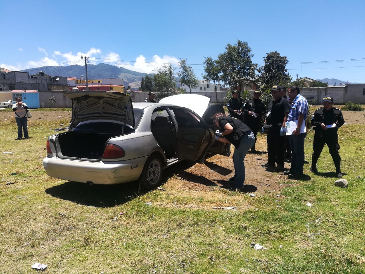Investigadores del MP recolectaron evidencias en el vehículo que había sido hurtado. (Foto Prensa Libre María Longo) 