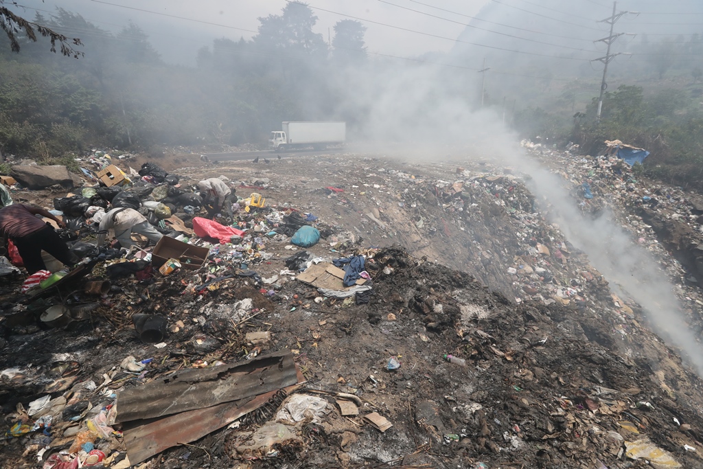 Zunil lanza  todos los días la basura que recolecta en un barranco en el kilómetro 207 ruta de Quetzatenango a Retalhuleu. (Foto Prensa Libre: Mynor Toc) 
