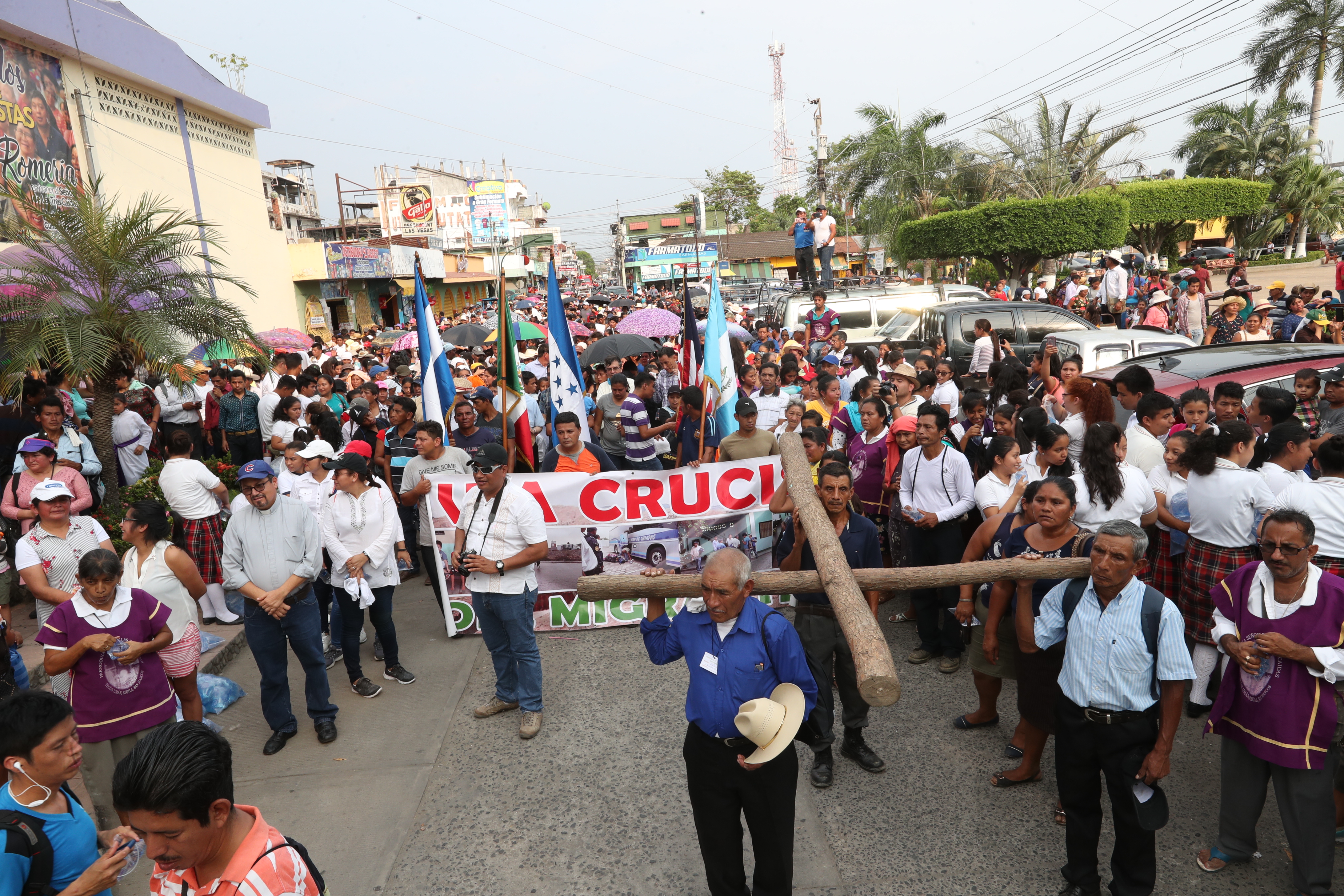 Cientos de personas participan en el Viacrucis del Migrante. (Foto Prensa Libre: Mynor Toc)