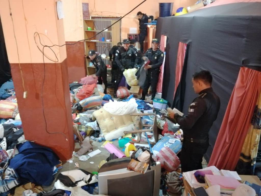 Agentes de la Policía Nacional Civil durante requisa en cárcel encuentran cocaína y celulares. (Foto Prensa Libre)