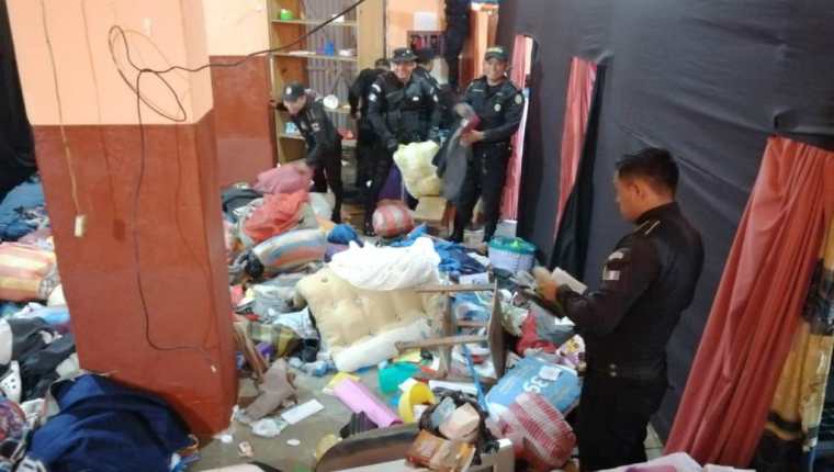 Agentes de la Policía Nacional Civil durante requisa en cárcel encuentran cocaína y celulares. (Foto Prensa Libre)