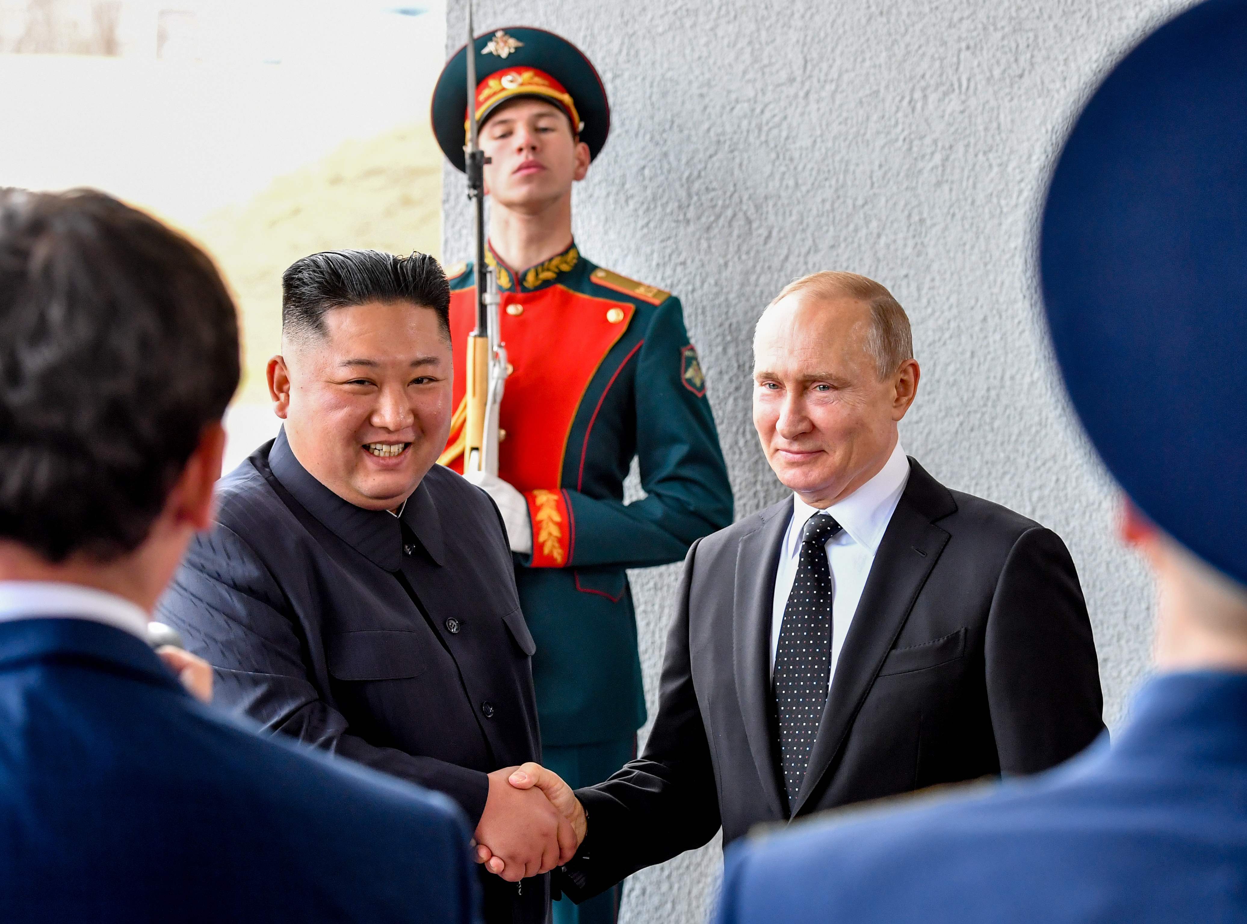 Histórico apretón de manos entre el líder norcoreano y el presidente ruso. (Foto Prensa Libre: AFP)