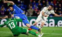 Real Madrid's Spanish defender Dani Carvajal (R) vies with Getafe's Spanish defender Bruno Gonzalez (C) and Getafe's Spanish goalkeeper David Soria during the Spanish league football match between Getafe CF and Real Madrid CF at the Col. Alfonso Perez stadium in Getafe on April 25, 2019. (Photo by JAVIER SORIANO / AFP)