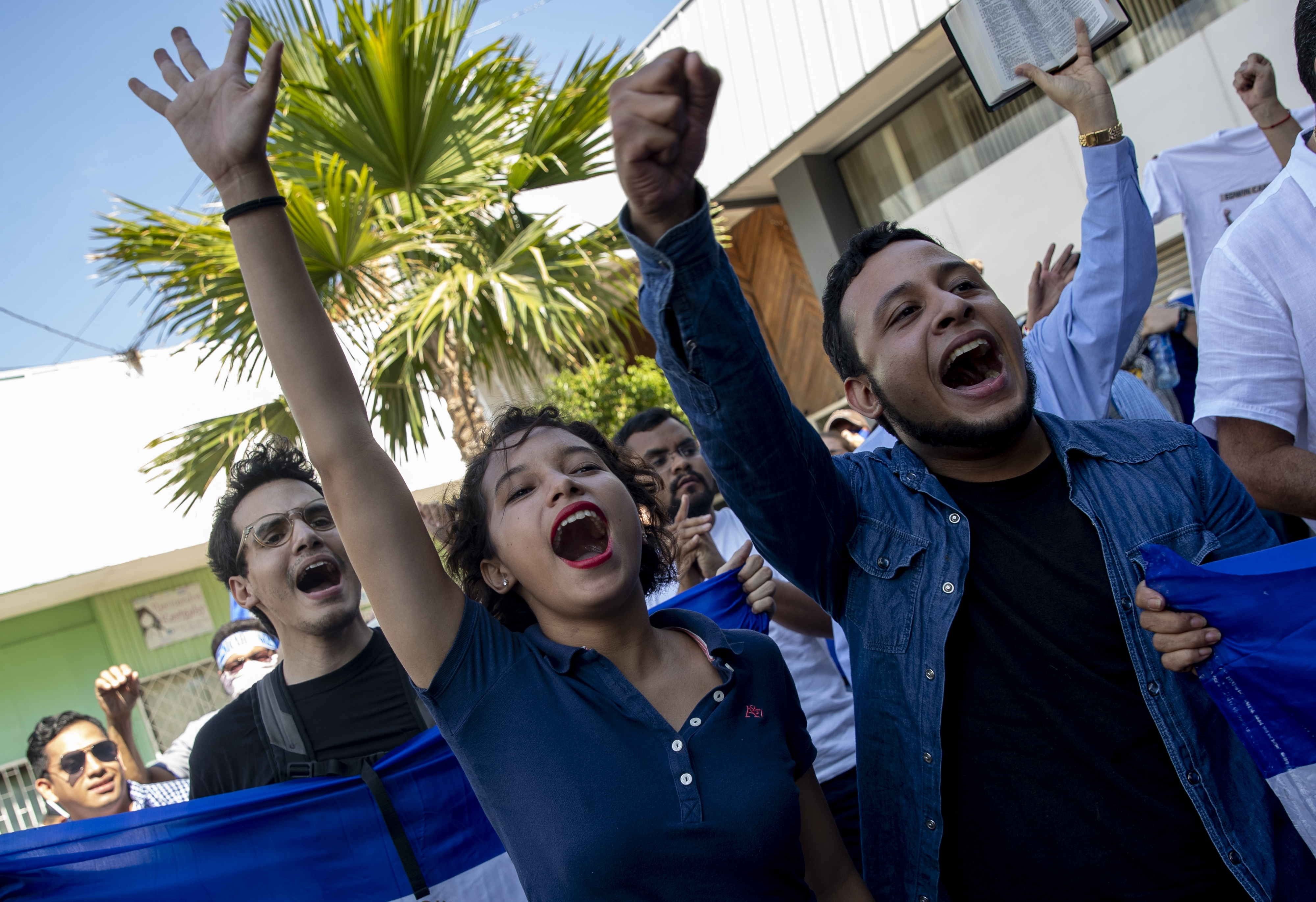 Jóvenes gritan consignas durante un plantón contra el Gobierno del presidente Daniel Ortega en Managua, Nicaragua. (Foto Prensa Libre: EFE)