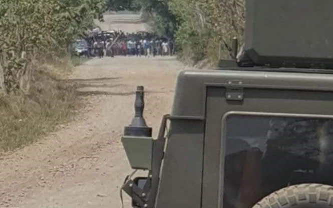Pobladores de la comunidad Nuevo Cojolá, en Retalhuleu, impiden al Ejército que continúe el rastreo de droga que presuntamente transportó una avioneta que fue localizada. (Foto Prensa Libre: Cortesía) 