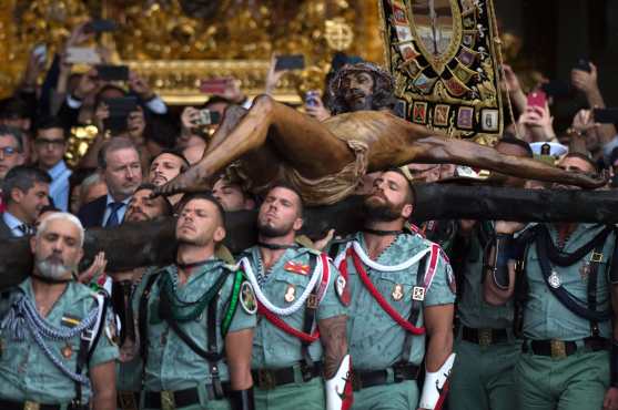 Miembros de la Legión Española llevan una estatua que representa "El Cristo de la Buena Muerte" a la Iglesia de Santo Domingo de Guzmán durante la procesión de la Semana Santa del "Cristo de Mena" en Málaga, España. Foto Prensa Libre: AFP
