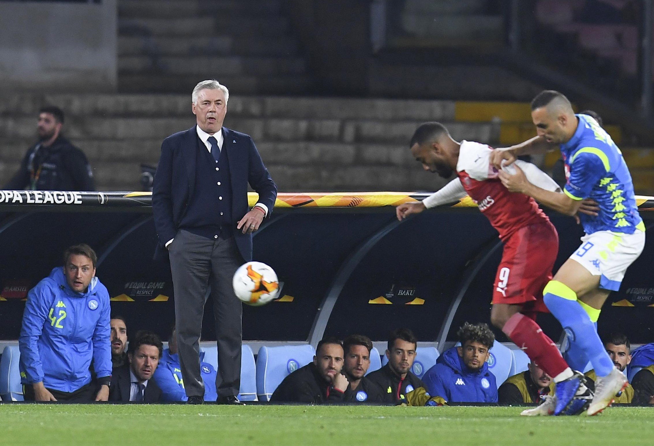 El técnico del Nápoli, Carlo Ancelotti, vivió de manera intensa  este jueves, los cuartos de final de la Liga Europea UEFA. (Foto Prensa Libre: EFE).
