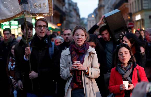 Varias personas marcharon en tributo a la Catedral de Notre Dame. Foto Prensa Libre: EFE