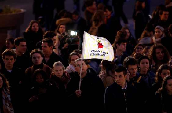 Los franceses han mostrado su tristeza en las calles. Foto Prensa libre: EFE 