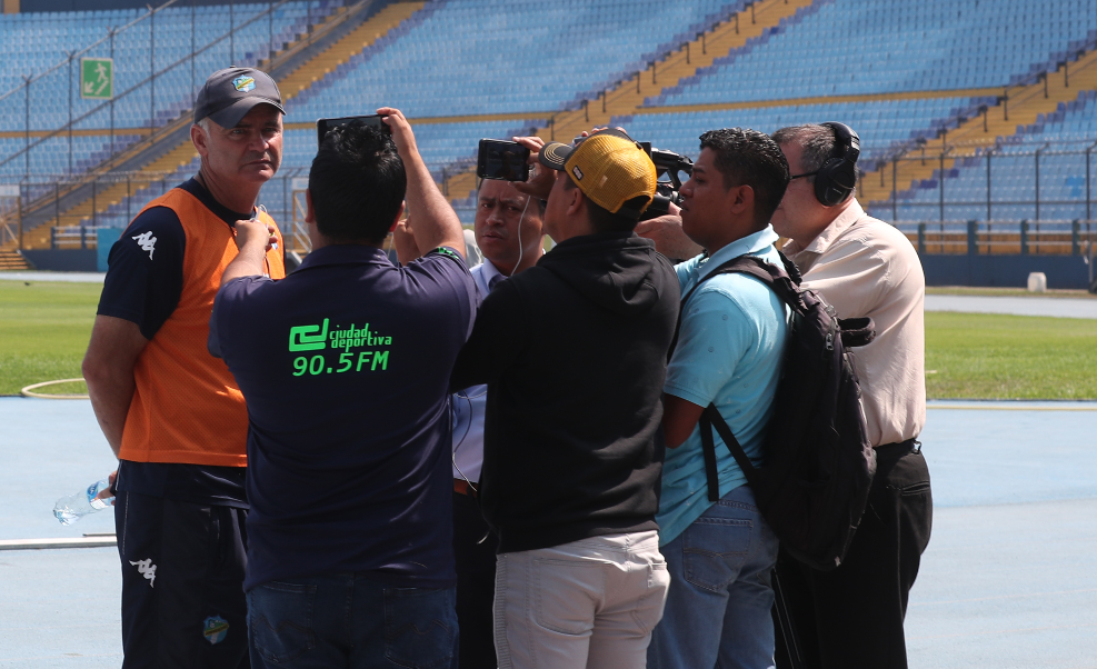 El técnico argentino Iván Franco Sopegno dice que sus equipos no tienen el mismo nivel. (Foto Prensa Libre: Edwin Fajardo)