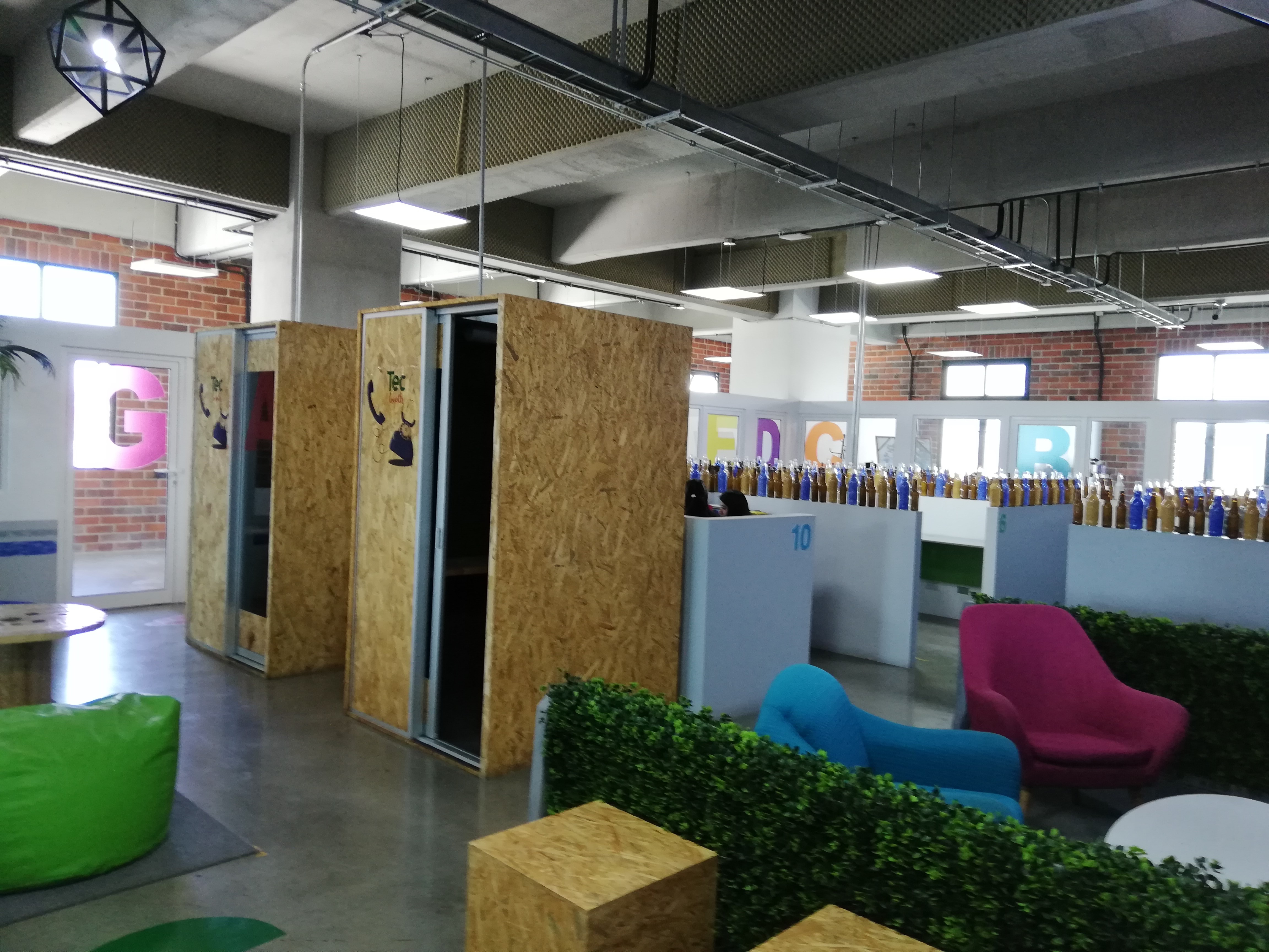 Salas, escritorios, cabinas y oficinas pequeñas que brinda el TEC en espacios compartidos, según la demanda del interesado. (Foto, Prensa Libre: Rosa María Bolaños).