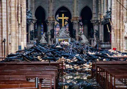 Una vista general muestra los escombros dentro de la catedral en Francia. Foto Prensa Libre: AFP 