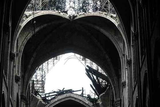 La imagen muestra la bóveda parcialmente colapsada sobre la nave de la catedral. Foto Prensa Libre: AFP