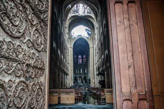 Varias personas han donado recursos para reconstruir la Catedral de Notre Dame, al momento se han recaudado más de 700 millones de Euros. Foto Prensa Libre: AFP