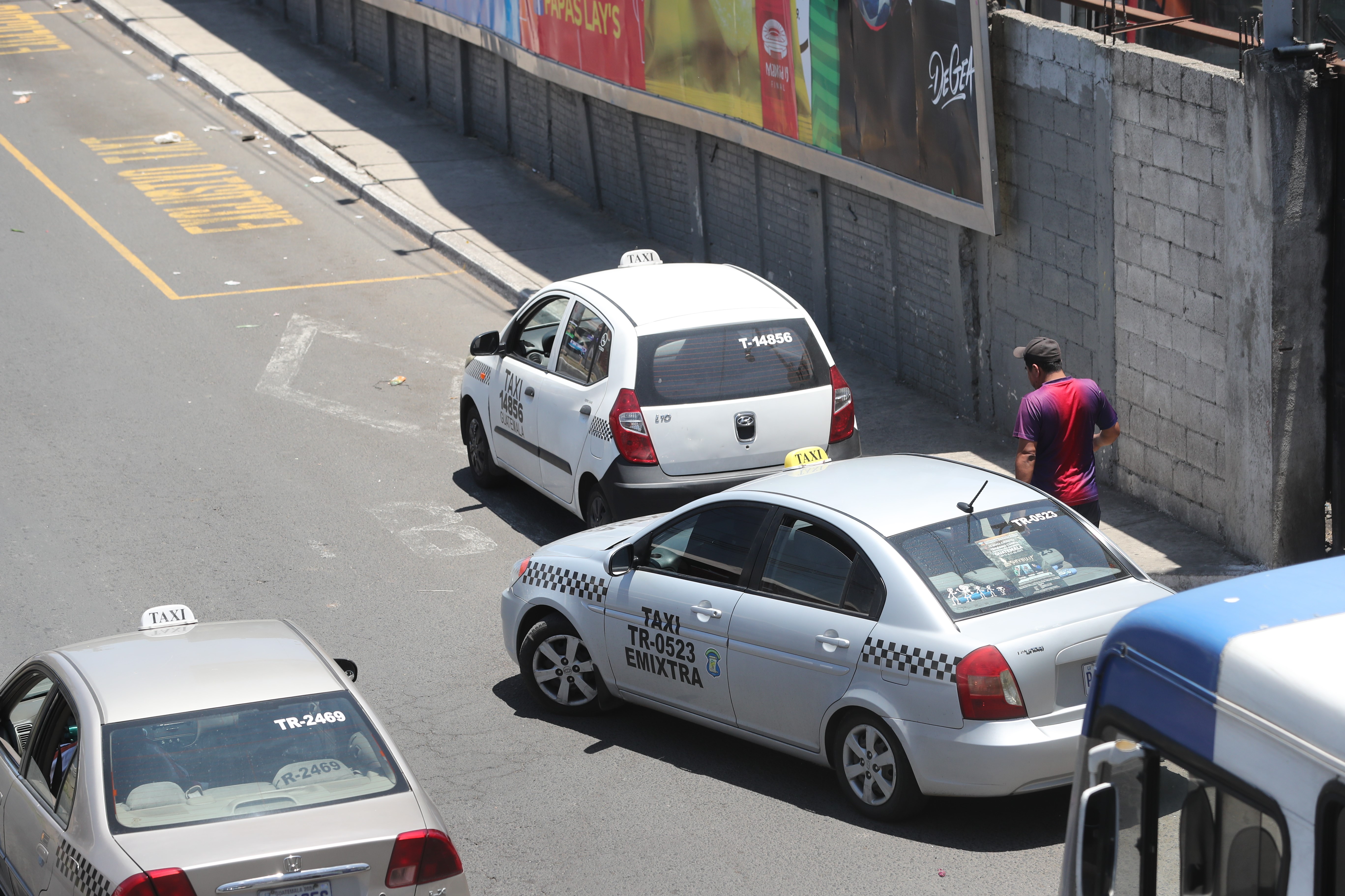 Tres taxis pasan en el crucero del bulevar El Naranjo y continúan el recorrido a las zonas 1 y 7 de la capital. (Foto Prensa Libre: Erick Ávila)  
