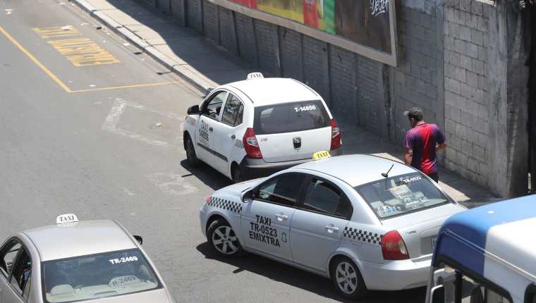 Tres taxis pasan en el crucero del bulevar El Naranjo y continúan el recorrido a las zonas 1 y 7 de la capital. (Foto Prensa Libre: Erick Ávila)  