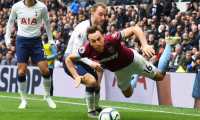 London (United Kingdom), 27/04/2019.- Tottenham's Christian Eriksen (C) in action against West Ham's Mark Noble (R) during the English Premier League soccer match between Tottenham Hotspur and West Ham United at the Tottenham Hotspur Stadium in London, Britain, 27 April 2019. (Reino Unido, Londres) EFE/EPA/ANDY RAIN EDITORIAL USE ONLY. No use with unauthorized audio, video, data, fixture lists, club/league logos or 'live' services. Online in-match use limited to 120 images, no video emulation. No use in betting, games or single club/league/player publications.