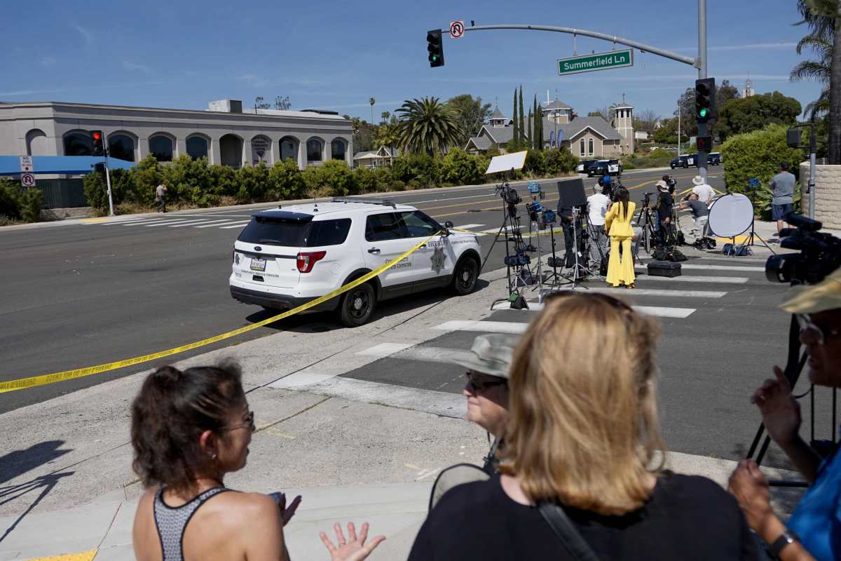 Un muerto y tres heridos tras tiroteo dentro de sinagoga en California