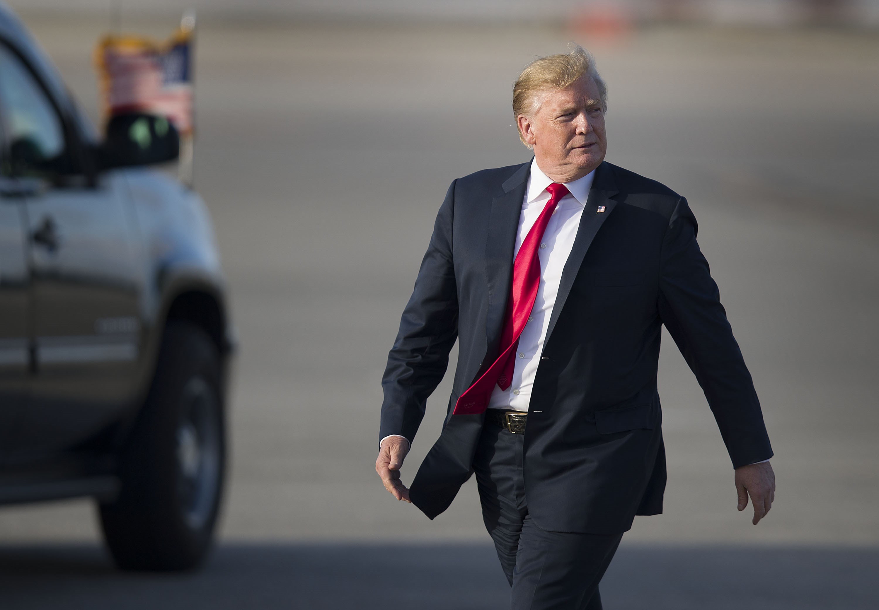 WEST PALM BEACH, FLORIDA - APRIL 18: US President Donald Trump walks to speak with supporters after arriving on Air Force One at the Palm Beach International Airport to spend Easter weekend at his Mar-a-Lago resort on April 18, 2019 in West Palm Beach, Florida. President Trump arrived as the report from special counsel Robert S. Mueller III was released by Attorney General William P. Bar earlier today in Washington, DC.   Joe Raedle/Getty Images/AFP
== FOR NEWSPAPERS, INTERNET, TELCOS & TELEVISION USE ONLY ==