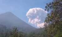 Volcán Santiaguito lanza humo y ceniza sobre comunidades cercanas, en Quetzaltenango y Retalhuleu. (Foto Prensa Libre: Twitter Adolfo Sac)