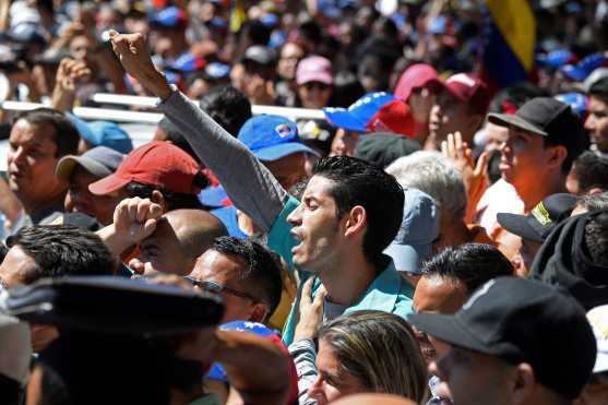 Guaido, acusado por el gobierno de intentar un golpe de estado el martes, dijo que "no había vuelta atrás" en su intento de expulsar al presidente Nicolas Maduro del poder. Foto Prensa Libre: AFP