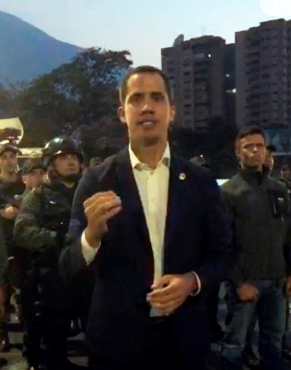 Guaidó anuncia que los militares han dado el paso para unirse a él, en un video que circuló en sus redes sociales. Foto Prensa Libre: EFE