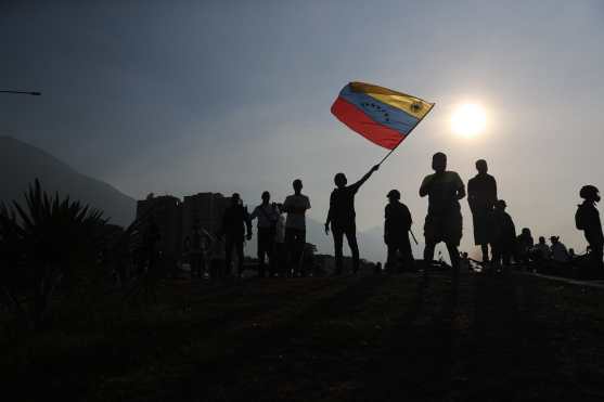 Con la bandera de Venezuela las personas han salido al este de Caracas, Venezuela, para apoyar a Juan Guaidó. Foto Prensa Libre: EFE 