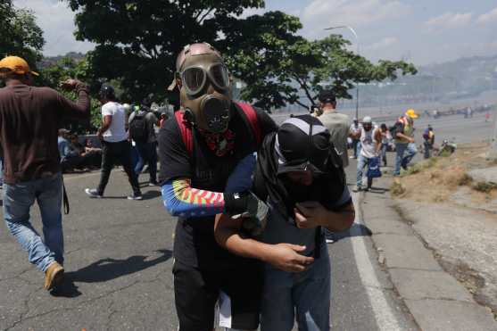 Los manifestantes han salido a las calles con máscaras antigases y con el rostro cubierto ante la represión. Foto Prensa Libre: EFE 
