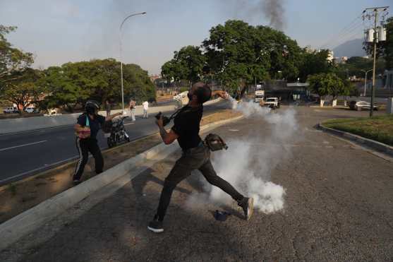 Las imágenes de los enfrentamientos han dado la vuelta al mundo desde tempranas horas de la mañana. Foto Prensa Libre: EFE 