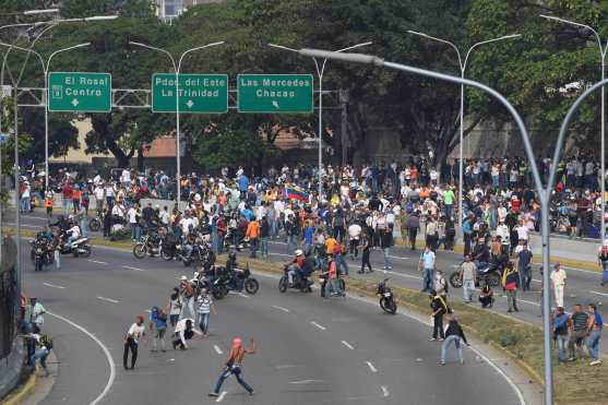 Varias personas han salido a las calles para acudir al llamado de Juan Guaidó quien ha dicho "Es el día de la liberación". Foto Prensa Libre: EFE 