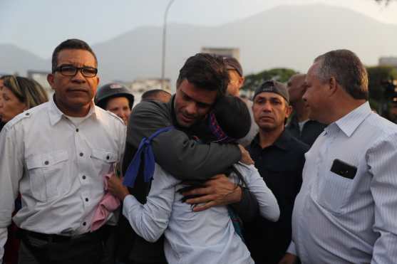 Leopoldo López tras ser liberado este martes en Caracas, donde cumplía una pena de casi 14 años de prisión, en régimen de arresto domiciliario. Foto Prensa Libre: EFE