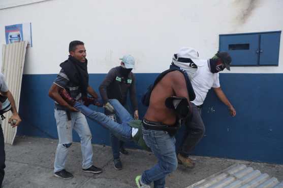 Varias personas han resultado heridas por los enfrentamientos en las calles de Caracas. 