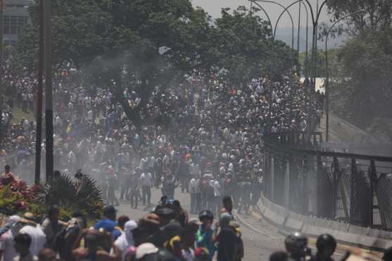 El este de Caracas se ha convertido en el campo de batalla entre opositores y personas fieles al régimen de Nicolás Maduro. Foto Prensa Libre: EFE 