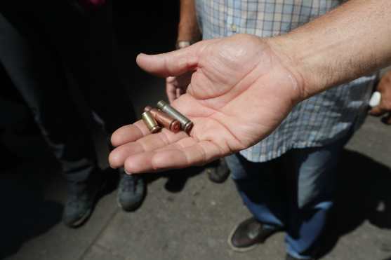 Una persona muestra casquillos de bala durante la manifestación en apoyo a la petición de levantamiento que realizó Juan Guaidó, este martes. Foto Prensa Libre: AFP 