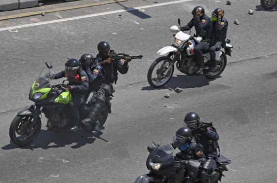 Los oficiales de la Policía Nacional Bolivariana abren fuego contra los manifestantes de la oposición en las calles de Venezuela. Foto Prensa Libre: AFP 