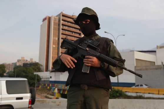 El gobierno venezolano ha calificado el movimiento como un "golpe de estado". Foto Prensa Libre: EFE 
