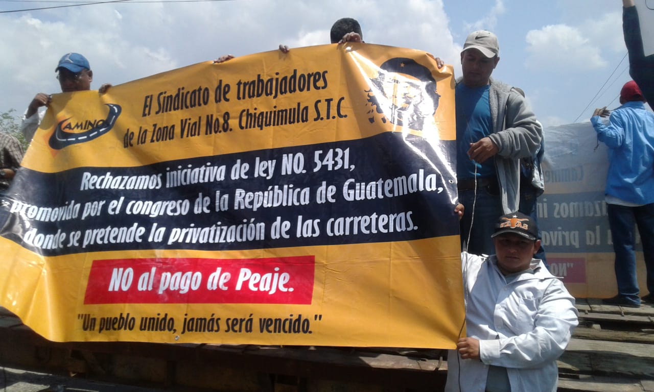 Grupos de sindicalistas bloquearon el paso por distintas carreteras.(Foto Prensa Libre: cortesía)