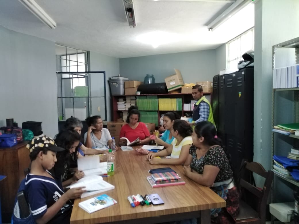 Un grupo de personas se inscribe y recibe material didáctico para participar en el programa de alfabetización en la zona 5. (Foto Prensa Libre: Cortesía).
