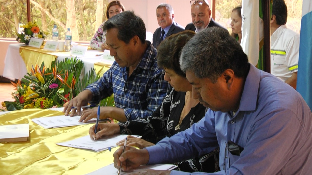 Autoridades firman la carta de entendimiento entre comunas y Cementos Progreso. (Foto Prensa Libre: Eslly Melgarejo). 