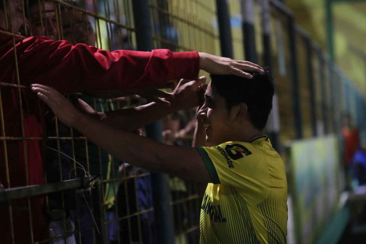Steve Montenegro celebra después de anotar el gol del empate parcial de Deportivo Petapa. (Foto Prensa Libre: Edwin Fajardo) 