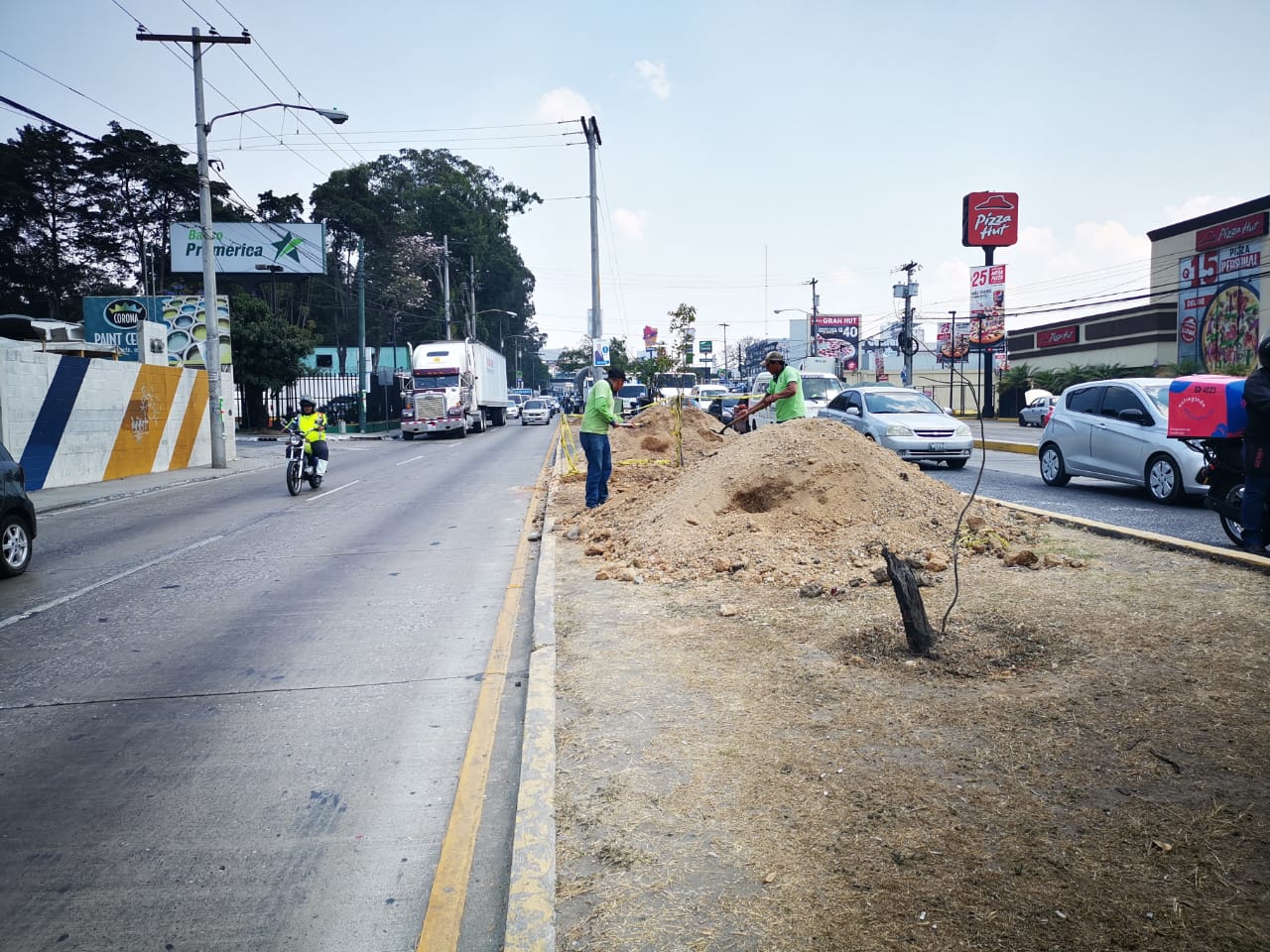 Los trabajos para construir el viaducto comenzaron en el arriate central de la avenida Petapa.(Foto Prensa Libre: cortesía Emetra)